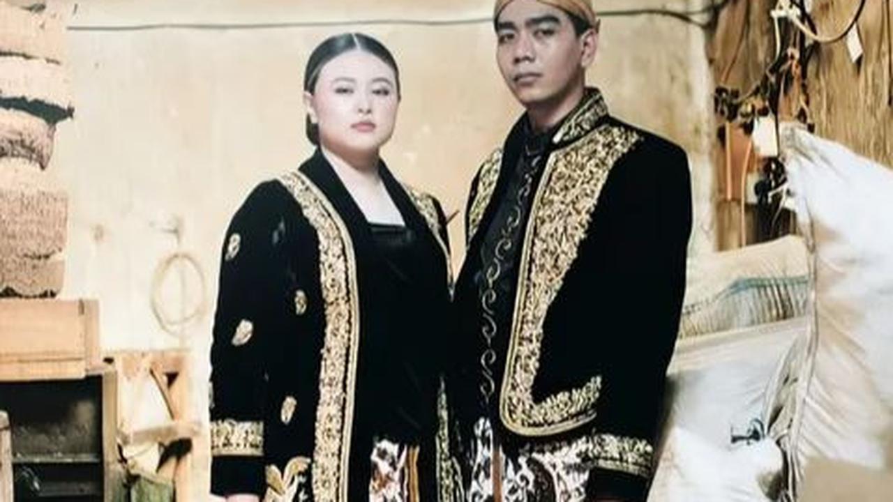 Pasangan calon pengantin ini tampil memukau dengan busana khas Jawa. Aurel tampil anggun dengan rambut digelung dan Graha lengkap dengan blangkonnya.&nbsp;