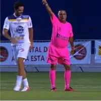 Jauh dari kesan serius seperti wasit lainnya, wasit yang satu ini malah membuat lapangan hijau lebih berwarna dan sangat menghibur. (Foto: Facebook)