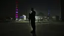 Petugas keamanan berjaga di Hazrat-e-Ali atau Masjid Biru, Mazar-e-Sharif, Afghanistan, Rabu (7/7/2021). Suasana Masjid Biru cenderung sepi, kecuali ketika waktu salat. (AP Photo/Rahmat Gul)