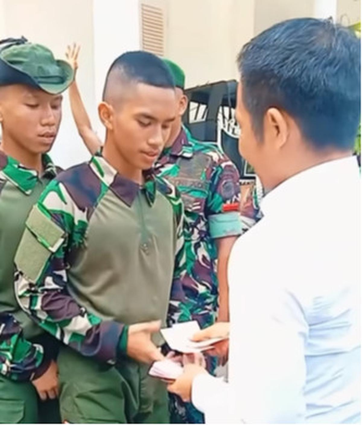 Bupati Purwakarta Bagikan Uang
