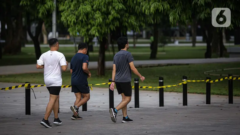 FOTO: Warga Manfaatkan Trotoar Lapangan Banteng untuk Berolahraga