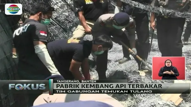 Olah TKP di lokasi ledakan pabrik kembang api di Kosambi, Tangerang, petugas temukan potongan tulang.