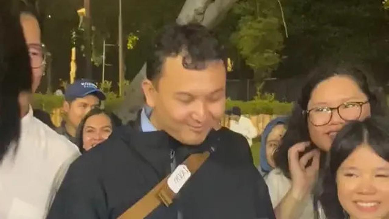 7 Potret Senyum Manis Dodo Pemenang Kontes Mirip Nicholas Saputra di GBK, Disebut Nicsap Versi Lokal