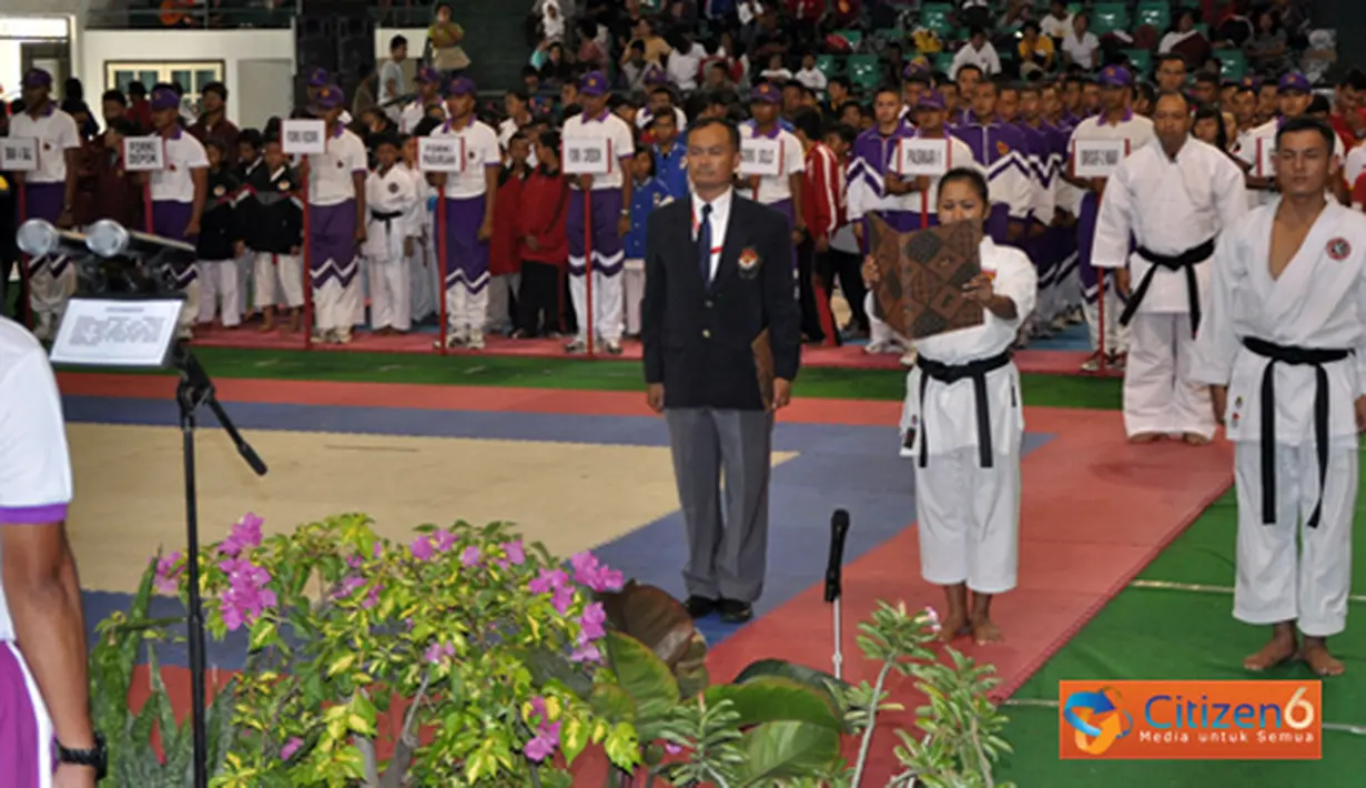 Citizen6, Surabaya: Hadir dalam pembukaan kejurnas Karate ini Kepala Stas Garnisun Tetap III Surabaya Brigadir Jenderal TNI (Mar) Chaidier Patonnory para Asisten Kaspasmar-1, Dankolak/Satlak Pasmar-1, para pejabat dari TNI/Polri. (Pengirim: Budi Abdillah)