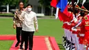 Presiden Indonesia Joko Widodo atau Jokowi (kiri) menyambut Presiden Filipina Ferdinand Marcos Jr (tengah) setibanya di Istana Kepresidenan Bogor, Bogor, Jawa Barat, Senin (5/9/2022). Jokowi dan Ibu Negara Iriana menyambut Presiden Ferdinand Marcos Jr serta sang istri yang turun dari mobilnya. (Adi Weda/ Pool Photo via AP)