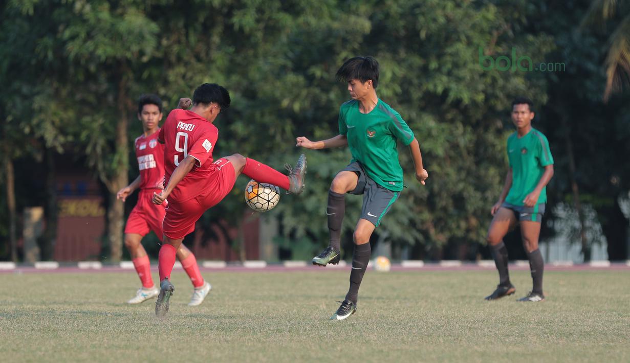 Duel pemain Timnas Indonesia U-16, Rendy Juliansyah (kanan) dan pemain Top Skor U-16  pada laga uji coba di Lapangan Atang Sutresna, Cijantung, Kamis (10/5/2018). Tim Top Skor U-16 menang 2-0 atas Timnas Indonesia U-16. (Bola.com/Nick Hanoatubun)