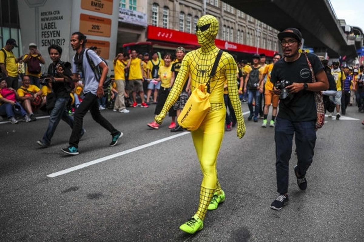 Ribuan warga Malaysia turun ke jalan tuntut Najib Razak mundur