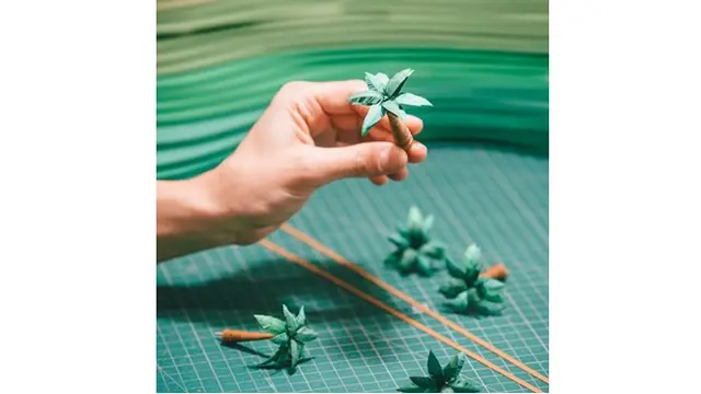 Miniatur pohon palem yang terlihat cantik dan indah.