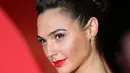 Gal Gadot memakai lipstik berwarna merah tampil mempesona saat menghadiri pemutaran perdana "Batman V Superman: Dawn of Justice" di Leicester Square, London, Inggris, Selasa (22/3). (AFP/JUSTIN Tallis)