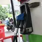 Pengendara mengisi  BBM di SPBU Jakarta, Minggu (10/2). Harga Pertamax diturunkan dari Rp 10.200 menjadi Rp 9.850 per liter, harga Dexlite diturunkan dari Rp 10.300 menjadi Rp 10.200 per liter. (Liputan6.com/AnggaYuniar)