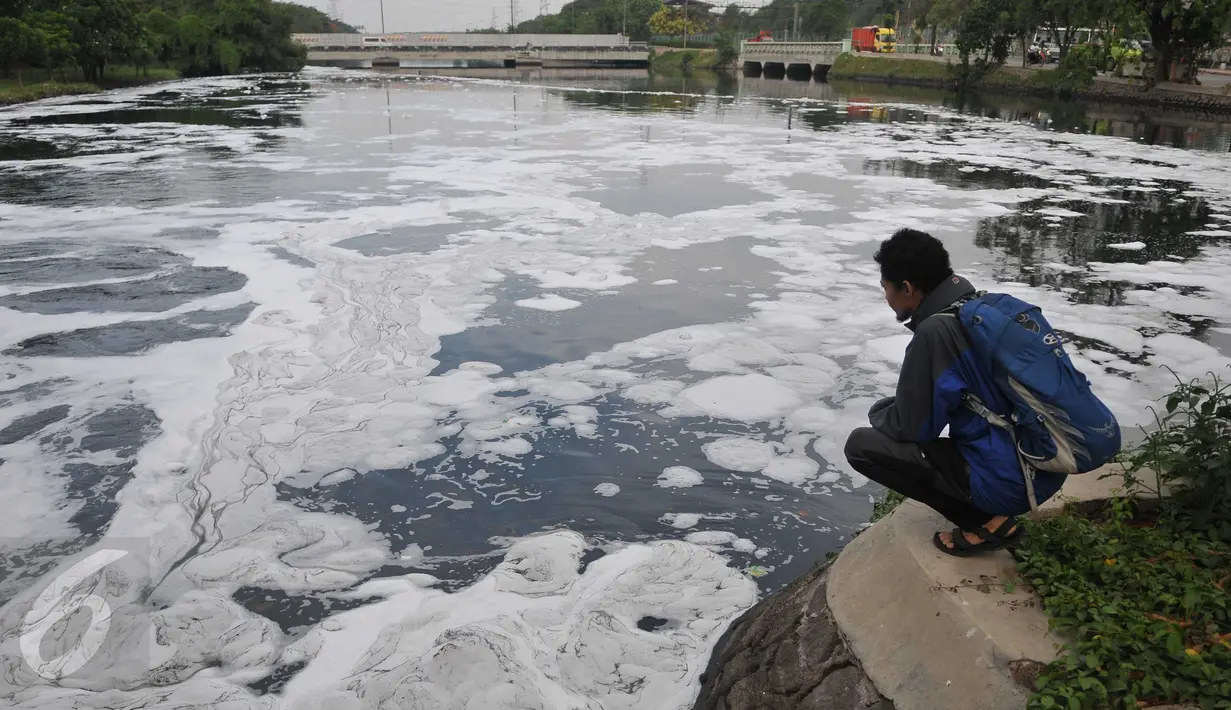 Air yang bercampur lumpur yang mengandung H2S mengalir dari sungai, Jakarta, Kamis (3/12/2015). Ikan-ikan tak mampu bernapas karena kandungan oksigennya sangat tipis. (Liputan6.com/Gempur M Surya)