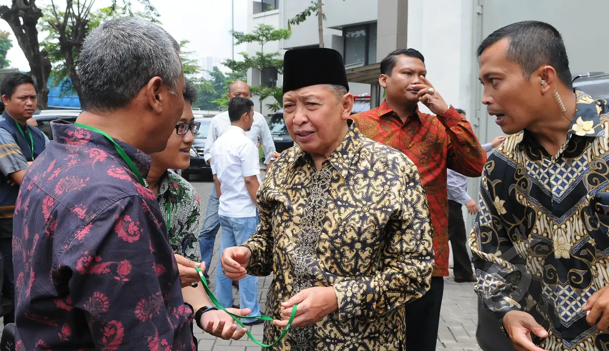 Mantan Wapres Hamzah Haz menyambangi Gedung KPK, Jakarta, Kamis (2/4/2015). Mantan Ketum PPP itu menjenguk mantan Bupati Bangkalan Fuad Amin Imron di rutan KPK. (Liputan6.com/Herman Zakharia)
