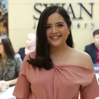 Tasya Kamila meluncurkan koleksi perhiasan 'Dear Love Collection' di Pondok Indah Mall, Jakarta Selatan, Senin (3/2/2020). (Daniel Kampua/Fimela.com)