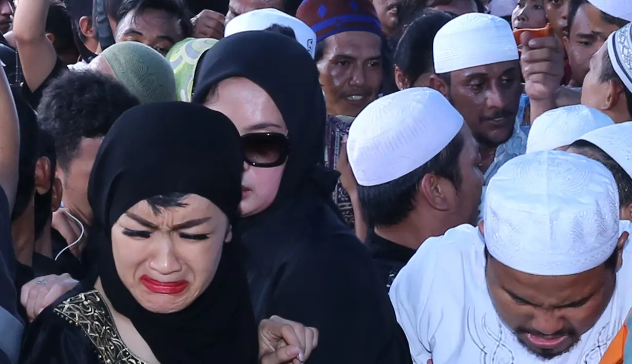 Bagi Julia Perez alias Jupe, Mpok Nori adalah seorang legenda. (Foto: Galih W Satria/bintang.com)
