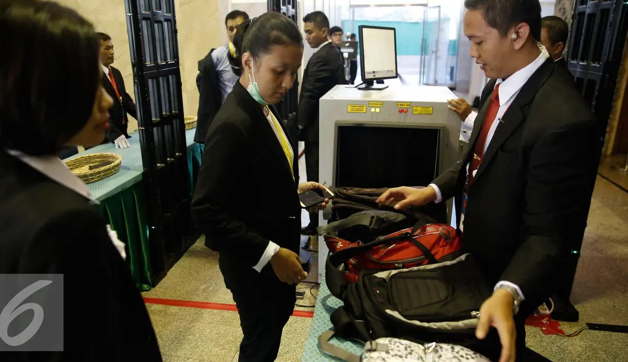 Paspampres memeriksa tas milik jurnalis sebelum memasuk di JCC, Jakarta, Senin (7/2/2016). KTT LB OKI akan berlangsung 6-7 Maret 2016 untuk membahas masalah Palestina dan Al-Quds Al-Sharif sebagai isu utama. (Liputan6.com/Faizal Fanani)
