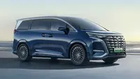 Harga Beda Ratusan Juta, Ini Perbandingan Denza D9 vs Toyota Alphard Hybrid
