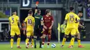 Pemain AS Roma Nicolo Zaniolo (tengah) menerima kartu merah saat melawan Fiorentina pada pertandingan Serie A di Stadion Olimpiade Roma, Italia, Minggu (22/8/2021). AS Roma menang dengan skor 3-1. (AP Photo/Gregorio Borgia)