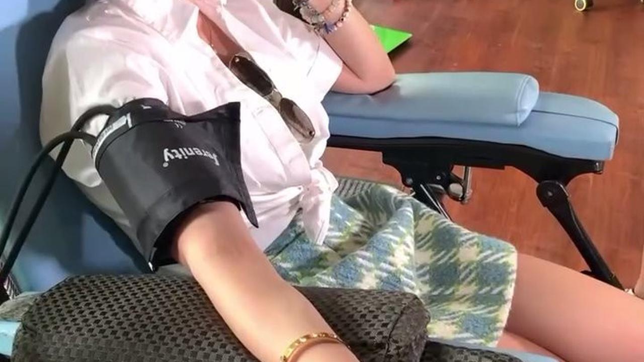 7 Potret Cinta Laura Lakukan Donor Darah Pertama Kali, Ditemani Arya Vasco - Punya Golongan Darah Langka