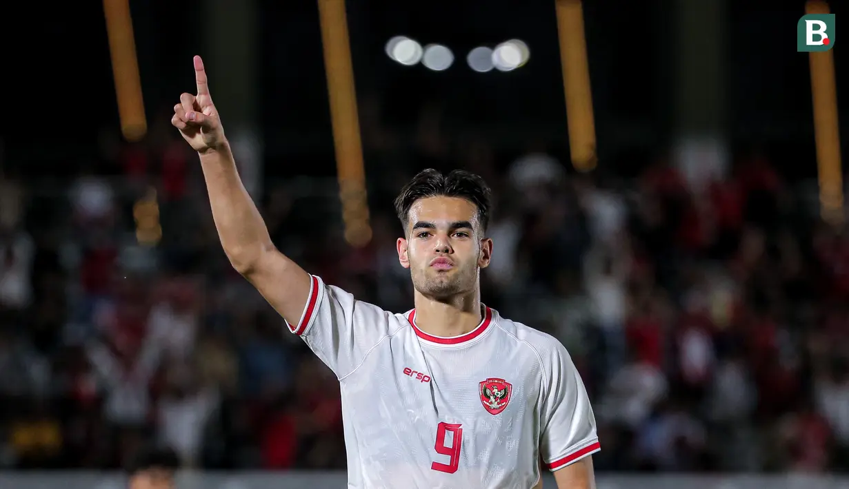 <p>Pemain Timnas Indonesia U-20, Jens Raven merayakan gol pertama timnya ke gawang Timor Leste pada laga Grup F Kualifikasi Piala Asia U-20 2025 di Stadion Madya, Senayan, Jakarta, Jumat (27/09/2024). (Bola.com/Bagaskara Lazuardi)</p>