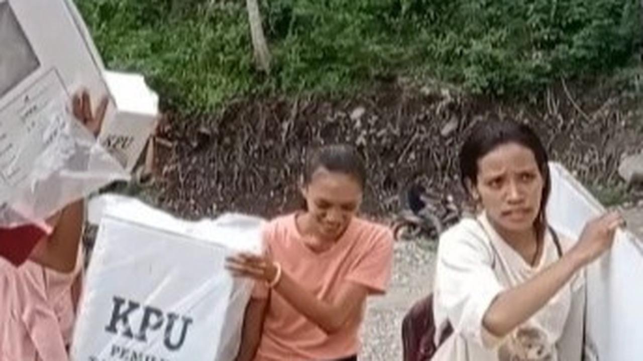 Perjuangan Petugas KPPS Wanita di Sikka Susuri Jalan Berbatu & Terjal Antar Logistik Pemilu