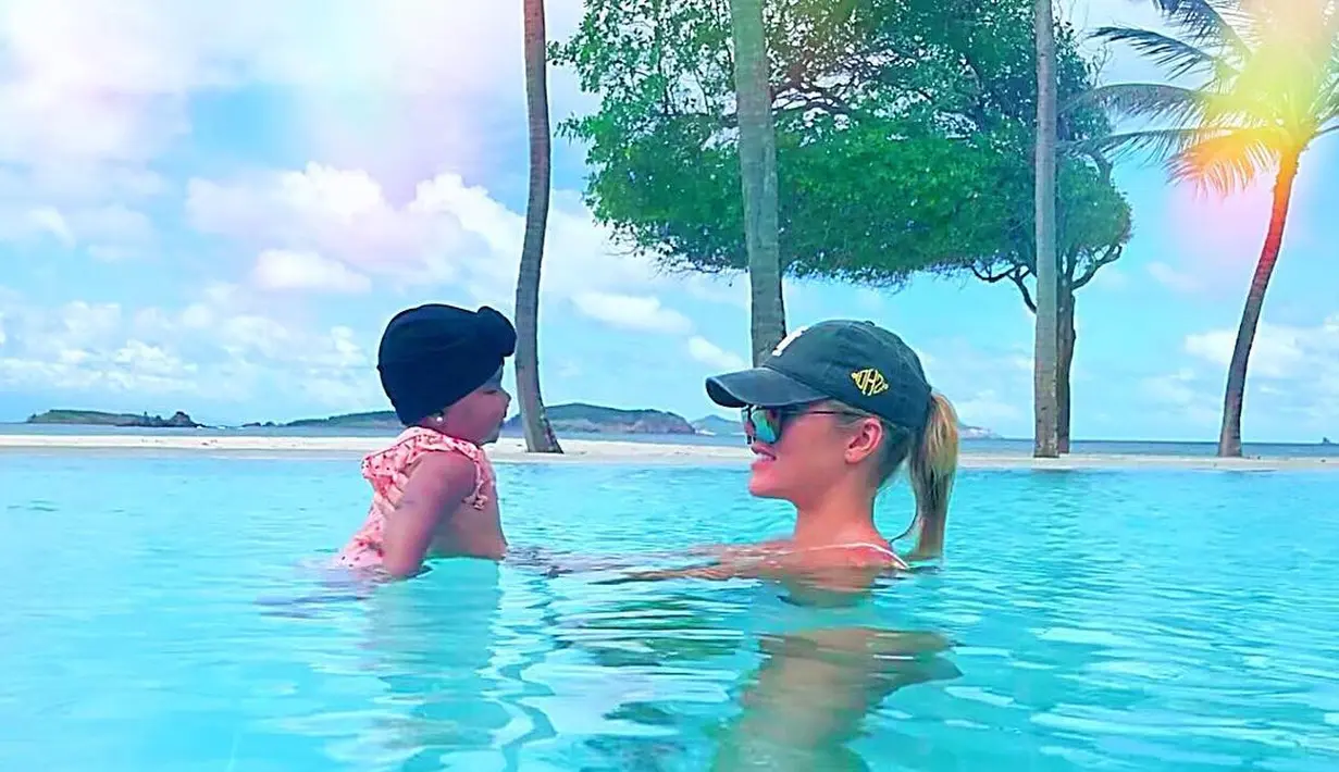 Khloe Kardashian sendiri pun mengunggah foto yang membuat para penggemar iri dengan nyamannya liburan mereka. (instagram/khloekardashian)