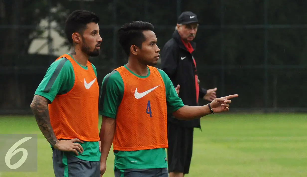 Andik Vermansyah (tengah) bersama Stefano Lilipaly saat latihan di SPH Karawaci, Tangerang, Selasa (15/11). Jelang berlaga di Piala AFF 2016, Timnas Indonesia fokus berlatih peluang bola mati. (Liputan6.com/Helmi Fithriansyah)