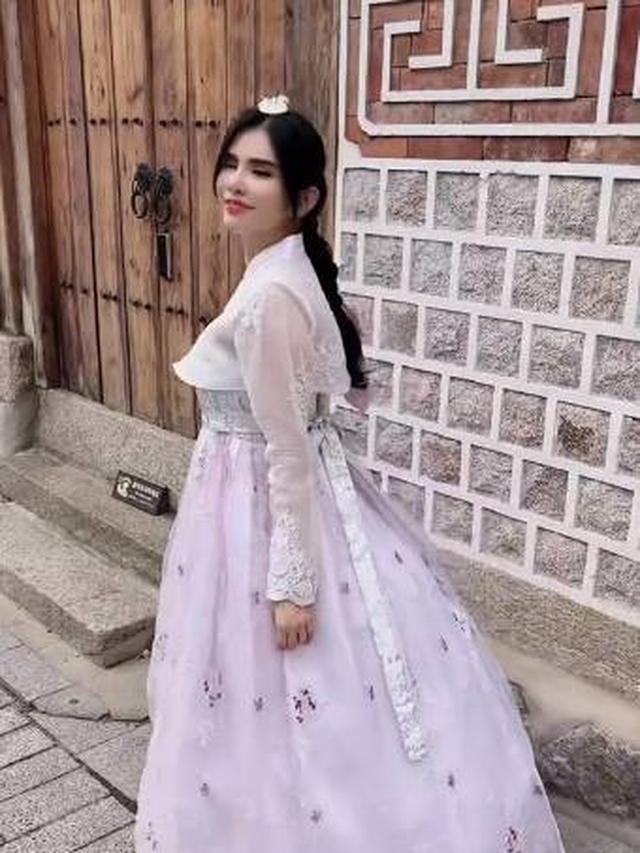 7 Potret Maria Vania Tampil Elegan Pakai Hanbok saat Liburan ke Korea Selatan