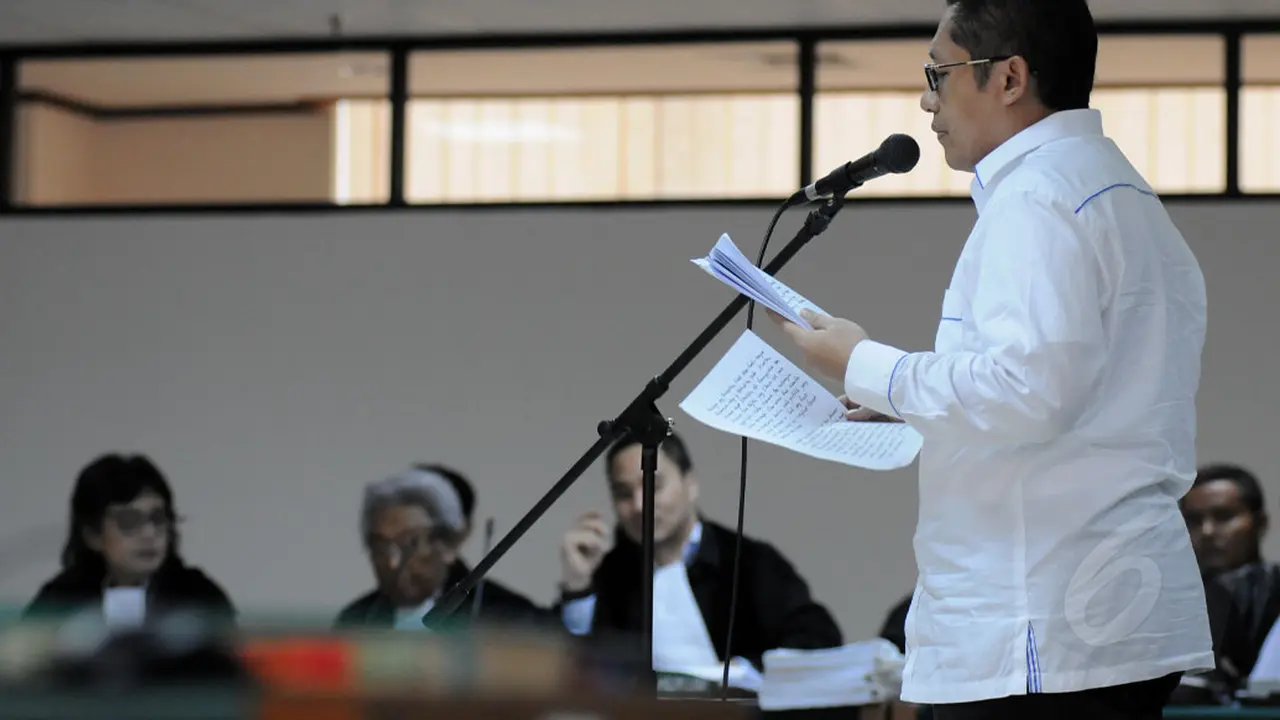 Berdiri, Anas Bacakan Pleidoi Setebal 80 Halaman