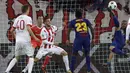 Striker Barcelona, Luis Suarez, melakukan tendangan salto ke gawang Olympiakos pada laga Liga Champions di Stadion Karaiskakis, Selasa (31/10/2017). Barcelona bermain imbang 0-0 dengan Olympiakos. (AP/Thanassis Stavrakis)