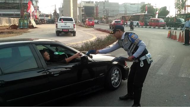 Sosialisasi ganjil genap di perempatan Jalan Fatmawati, Jakarta Selatan, Senin (12/8/2019).