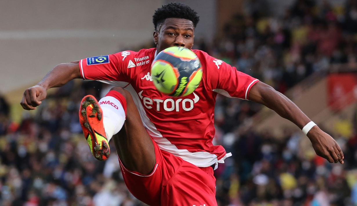 Aurelien Tchouameni. Gelandang Prancis berusia 22 tahun ini baru saja dilepas AS Monaco ke Real Madrid setelah 2,5 musim membela AS Monaco. Meski hanya menorehkan 8 gol dan 7 assist dalam total 95 laga, Real Madrid tetap kepincut dan rela mengeluarkan biaya senilai 80 juta euro atau setara Rp1,2 triliun untuk merekrutnya. (AFP/Valery Hache)