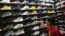 Penjual menata sepatu impor dari Vietnam dan China yang dipajang di salah satu toko di Jakarta, Selasa (1/9/2020). Kementerian Perdagangan memperketat prosedur impor produk alas kaki dan barang konsumsi lainnya melalui Peraturan Menteri Perdagangan Nomor 68 Tahun 2020. (Liputan6.com/Faizal Fanani)