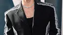 Joe Jonas mengenakan Custom Tiffany Victoria diamond vine necklace platinum 31’, cincin Tiffany Embrace Band, yang menyempurnakan tampilan super edgy miliknya.