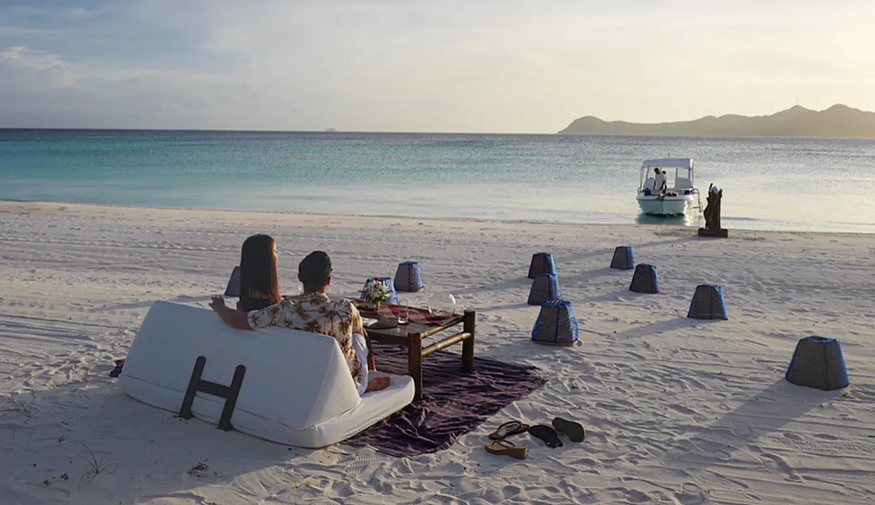 Tidak banyak keterangan dalam beberapa foto yang diunggah. Hanya dua simbol bersinar. Ribuan warganet memberikan likes pada foto tersebut. Beragam komentar juga membanjiri. (Instagram/indpriw)