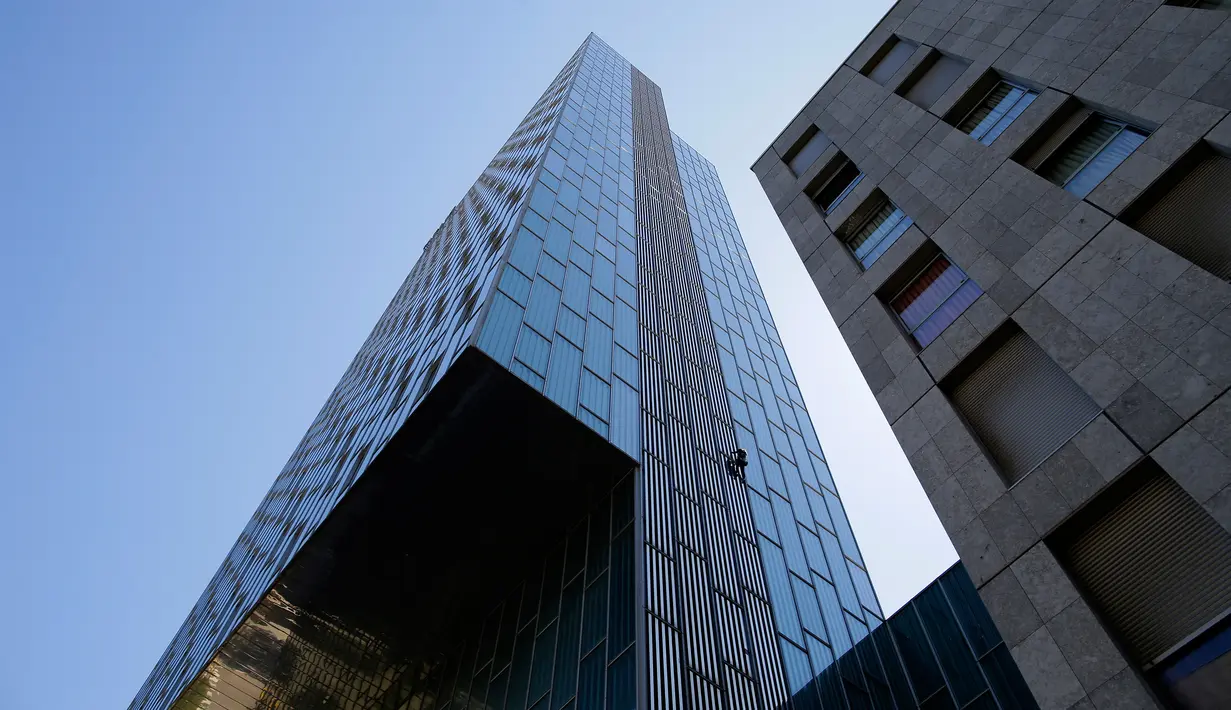 Aksi pemanjat asal Prancis Alain Robert, saat menaklukan Melia Barcelona Sky Hotel di Spanyol, Senin (12/6). Pria yang dijuluki Spiderman Prancis itu butuh waktu 20 menit untuk memanjat gedung setinggi 116 meter tanpa pengaman. (AP Photo/Manu Fernandez)