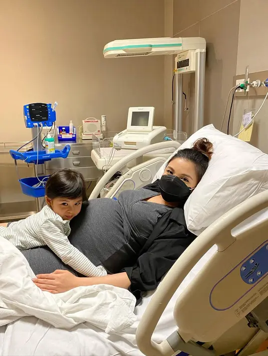 "Tanggal itu kebetulan bayi siap keluar juga, itu tanggal yang bagus dan itu juga tanggal sehari setelah saya ulang tahun," ujar Glenn Alinskie. (Instagram/glennalinskie)