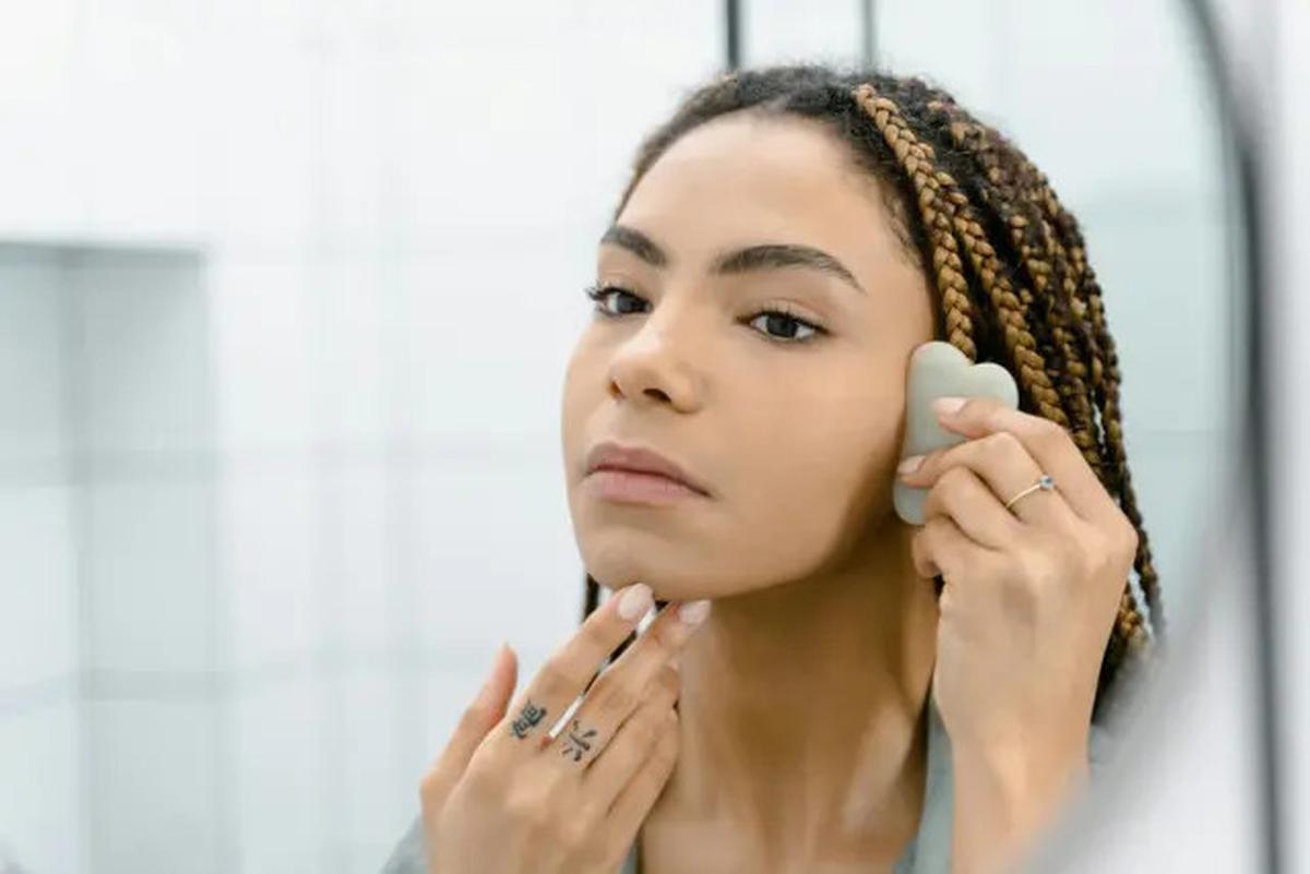 4 Manfaat Gua Sha Metode Pijat Tradisional Tiongkok yang Wajib Dicoba, Wajah Jadi Glowing!