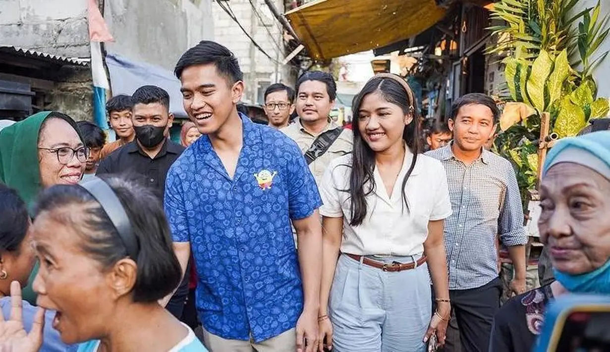 Momen lain memperlihatkan Erina dengan kemeja putihnya yang dipadukan dengan high waisted pants warna biru. Penampilannya makin chic dengan aksesori ikat pinggang dan bandana. [@psi_id]