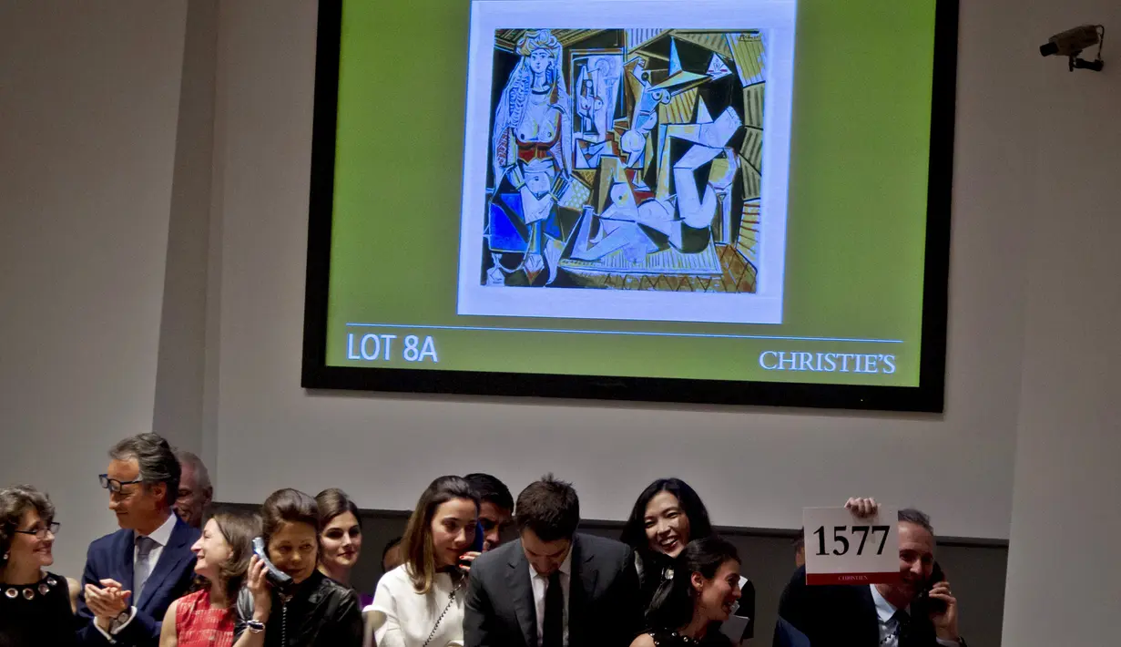 Sejumlah pegawai Christie saat proses lelang lukisan karya Pablo Picasso berjudul ‘Women of Algiers’ di Balai Lelang Christie, New York, Senin (11/5). Lukisan itu terjual seharga 179,3 juta dolar AS atau sekitar Rp 2,36 triliun. (REUTERS/Carlo Allegri)