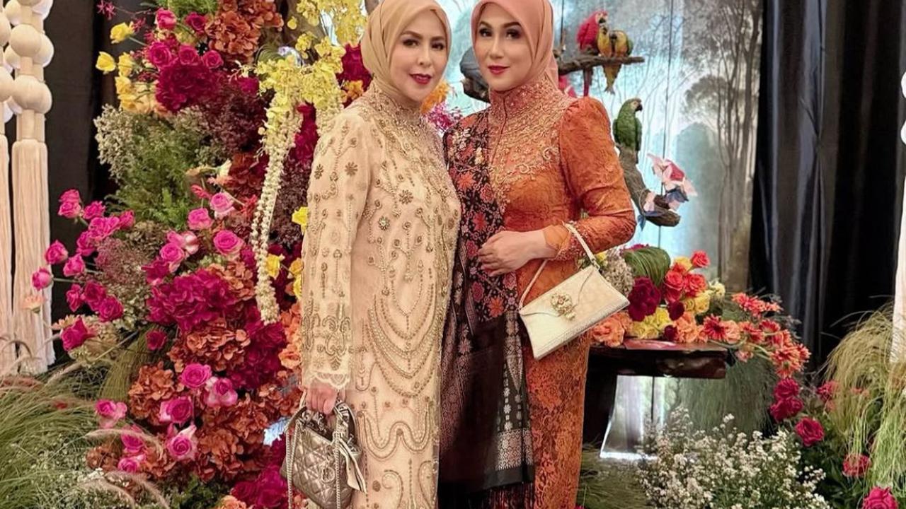Marini Zumarnis Kenakan Songket Palembang di Kondangan, Netizen Terpukau dengan Pesonanya