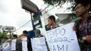 Sejumlah jurnalis dari AJI Yogyakarta menggelar aksi unjuk rasa di depan Kantor Tempo Biro Jateng-Yogyakarta, (26/2). Aksi di gelar sebagai bentuk solidaritas atas atas pemecatan koresponden Tempo di Jayapura. (Liputan6.com/Boy Harjanto)