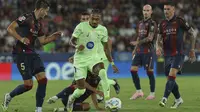 Aksi Raphinha dalam laga Levante vs Barcelona di La Liga 2025/2026, Minggu (24/8/2025). (AP Photo/Alberto Saiz)