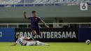 Pemain Borneo FC, Nuriddin Davronov (bawah) berusaha menghalangi laju dari pemain Persik Kediri,  Septian Satria Bagaskara (atas) dalam pertandingan BRI Liga 1 2021/2022 di Stadion Pakansari, Bogor, Jumat (10/9/2021). Persik Kediri menang tipis atas Borneo FC 1-0. (Bola.com/Ikhwan Yanuar)
