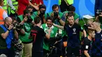 Mario Mandzukic (kiri) dan Ivan Rakitic menyapa fotografer AFP, Yuri Cortez (tengah) usai merayakan gol pada semifinal Piala Dunia 2018 di Luzhniki Stadium, Moskow, (11/7/2018). Yuri jatuh saat perayaan gol skuat Vatreni. (AFP/Mladen Antonov)