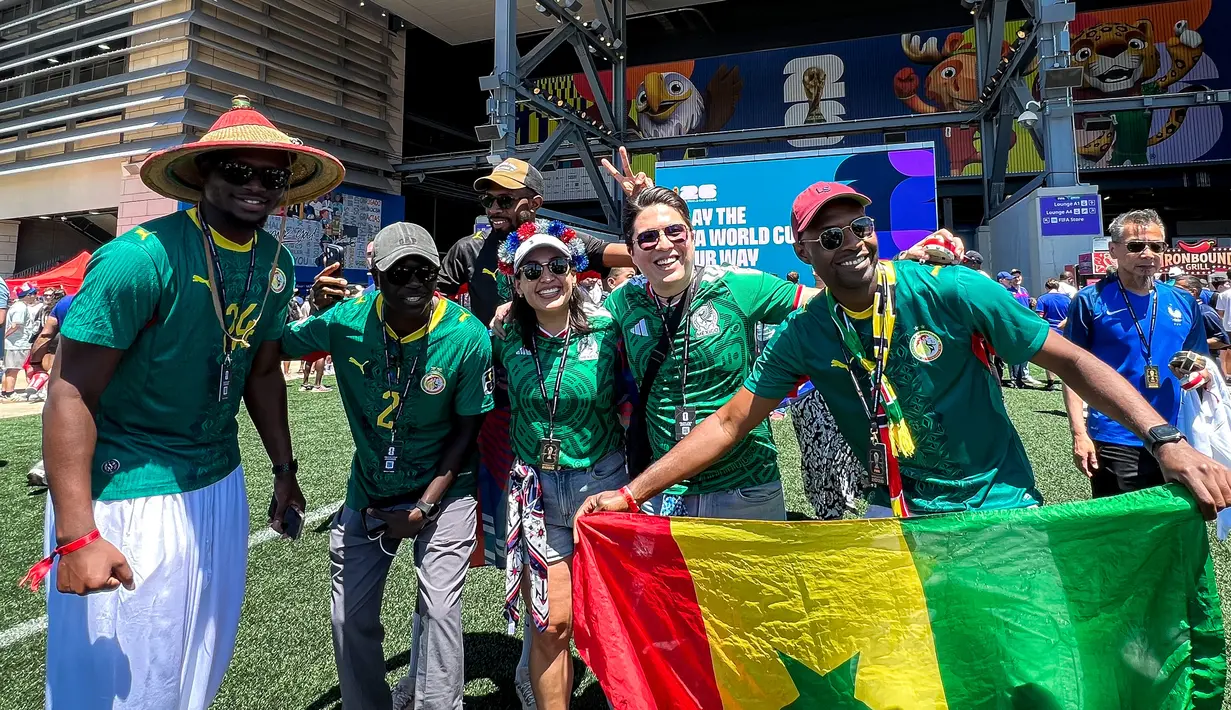 Suporter Senegal dan suporter dari negara lain berbaur dan berfoto bersama di kawasan MetLife Stadium, AS, sebelum pertandingan Piala Dunia 2026 dimulai, Selasa (16/6/2026). (KLY Sports/Hery Kurniawan/Adv/Powerade)