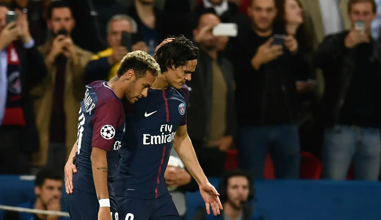 Striker PSG, Edinson Cavani dan Nyemar saat pertandingan melawan Bayern Munchen pada laga Liga Champions di Stadion Parc des Princes, Kamis, Rabu (27/9/2017). PSG menang 3-0 atas Bayern Munchen. (AFP/ Christophe Simon)