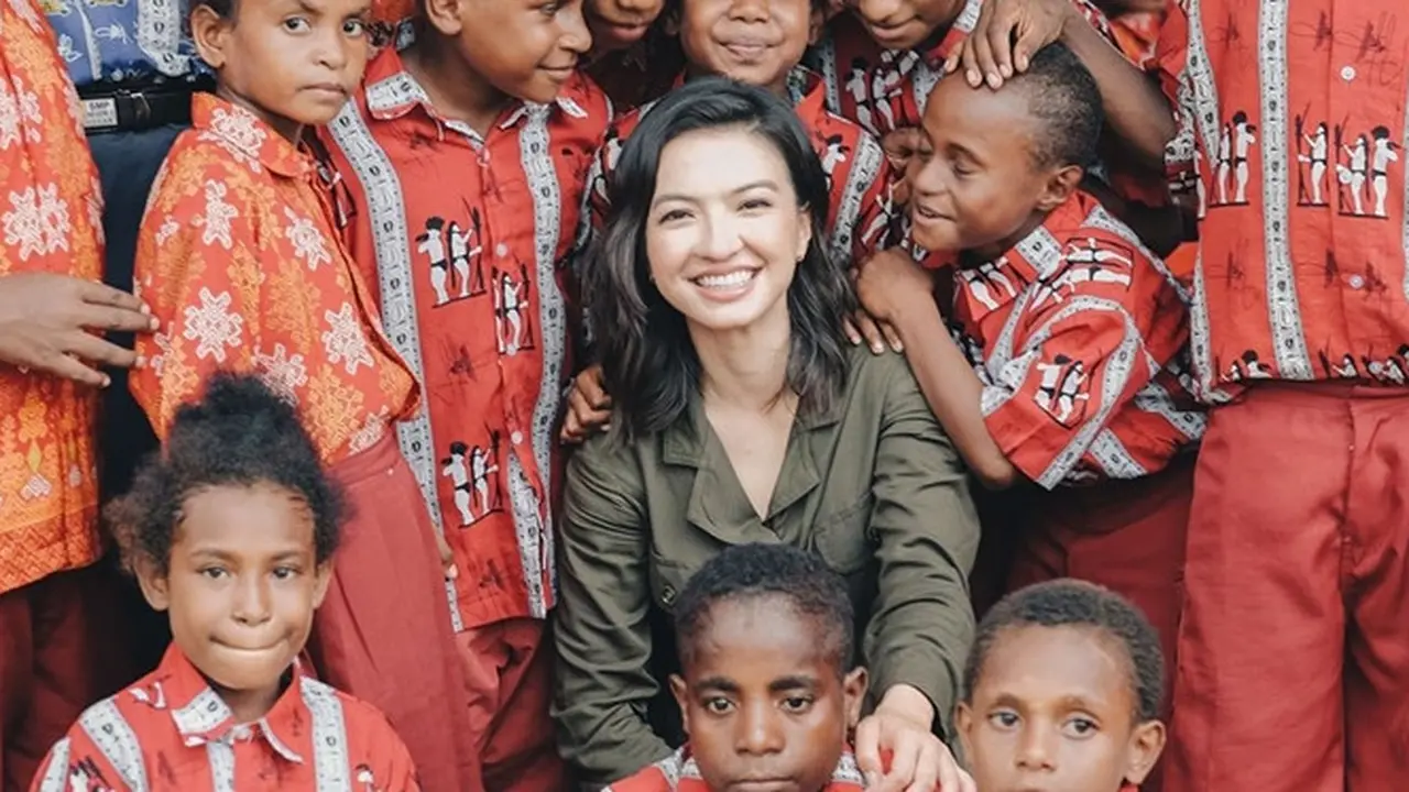 6 Potret Raline Shah Jadi Guru di Papua, Akrab dan Seru