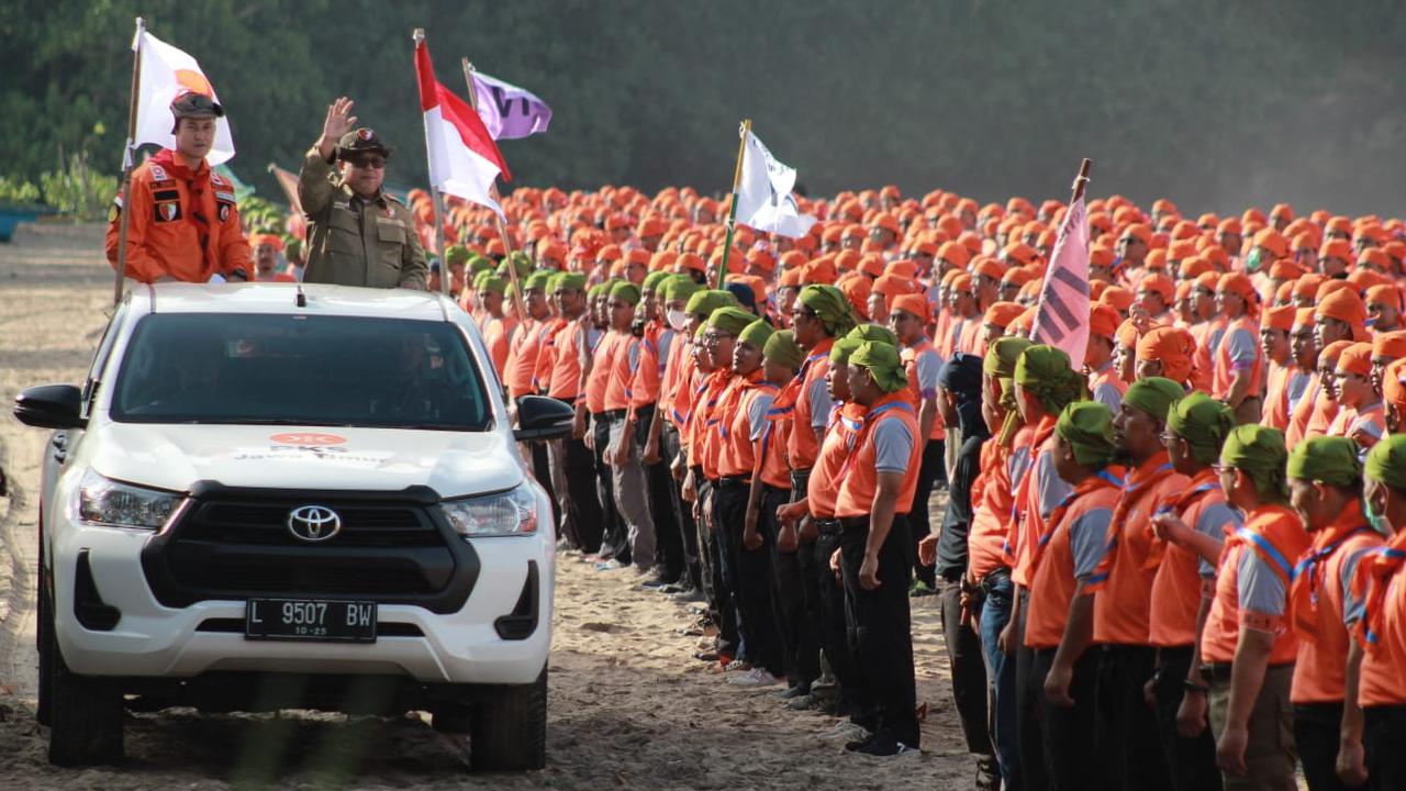 Kang Irwan membakar semangat peserta Kembara 2022 di Pantai Ngantep, Malang.  (Istimewa).