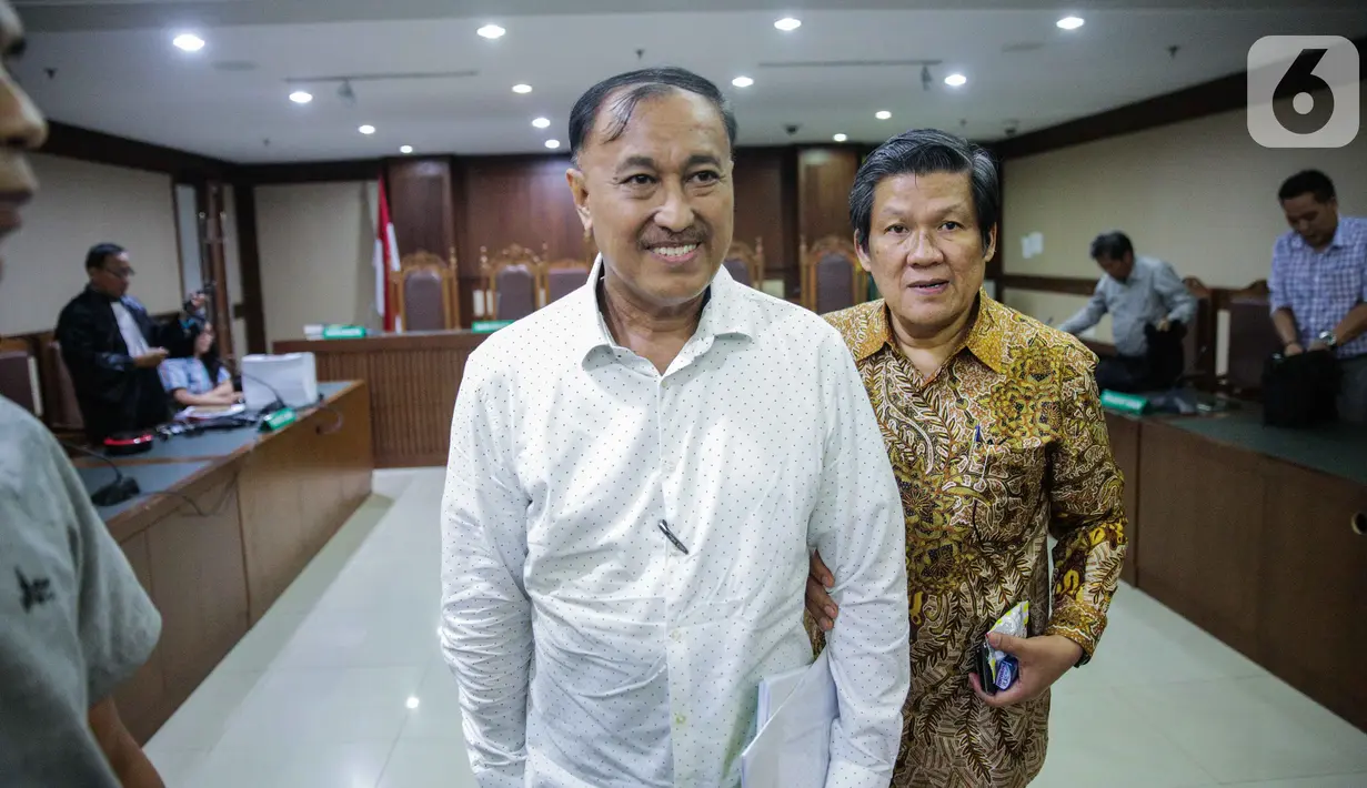 Ekspresi terdakwa kasus korupsi KTP elektronik Markus Nari usai menjalani sidang pembacaan pledoi di Pengadilan Tipikor, Jakarta, Senin (4/11/2019). Sebelumnya, JPU KPK menuntut Markus Nari 9 tahun penjara dan denda Rp 500 juta subsider pidana kurungan selama 6 bulan. (Liputan6.com/Faizal Fanani)