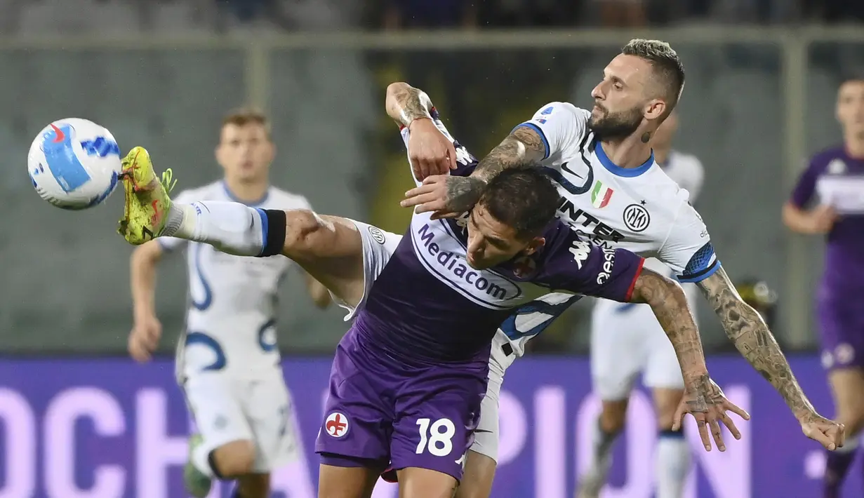 Gelandang Fiorentina, Lucas Torreira (depan) berebut bola dengan gelandang Inter Milan, Marcelo Brozovic pada pekan kelima Liga Italia Serie A 2021/2022 di Artemio Franchi, Rabu (22/9/2021) dini hari WIB. Inter Milan menang 3-1 meski sempat tertinggal lebih dulu. (Alfredo Falcone/LaPresse via AP)